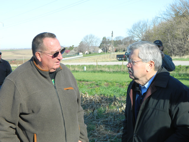 Iowa Gov. Terry Branstad (right) talks with Shenandoah, Iowa, farmer Jim O&#039;Hara, who has been a no-till farmer since 1979. (DTN photo by Chris Clayton) 